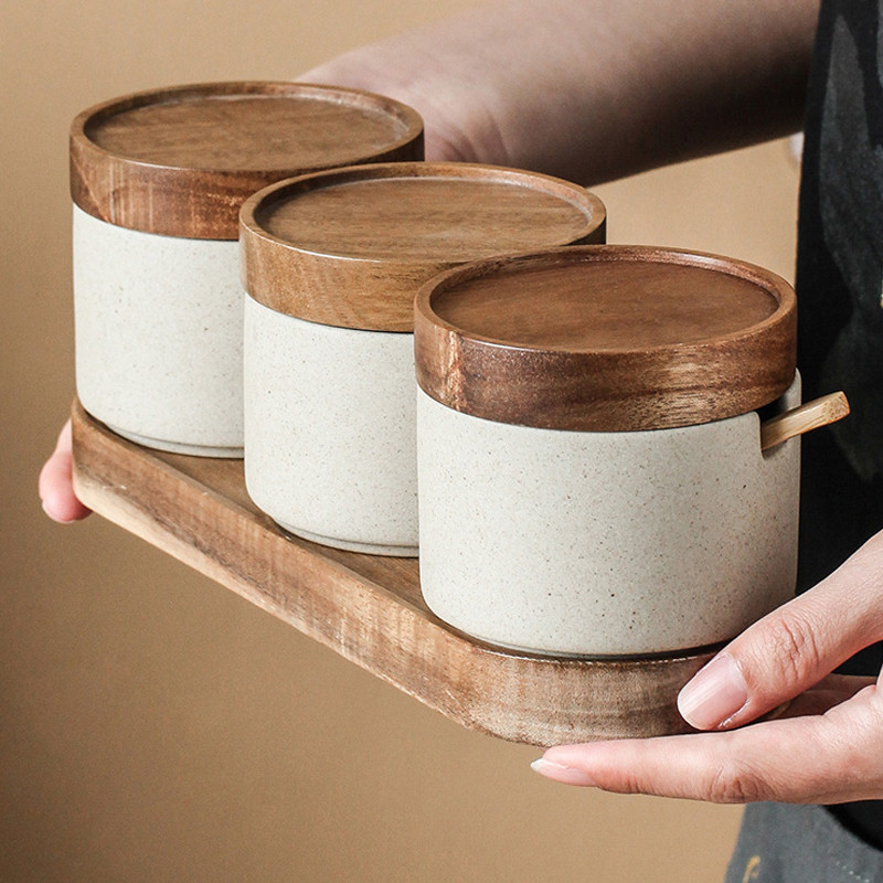 Jaapani retro maitseainepott Kolmeosaline köögisoola maitsekarbi komplekt Akaatsiapuidust alus lusikaga soola ja pipra maitseaineriiuliga