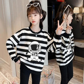 Pulover cu aplicații late în dungi pentru fete cu decolteu oval