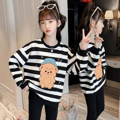 Pulover cu aplicații late în dungi pentru fete cu decolteu oval