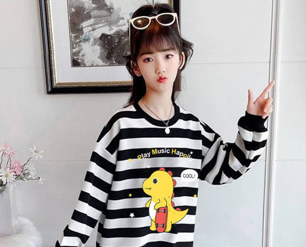 Pulover cu aplicații late în dungi pentru fete cu decolteu oval