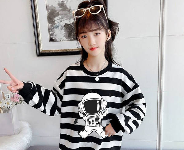 Pulover cu aplicații late în dungi pentru fete cu decolteu oval