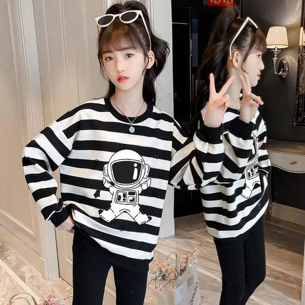 Pulover cu aplicații late în dungi pentru fete cu decolteu oval