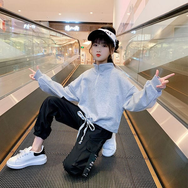 Laia mustriga tõmbluku ja paeltega dressipluus tüdrukutele