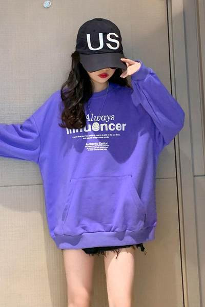 Naujo modelio sportinis megztinis su užrašu ir kišene