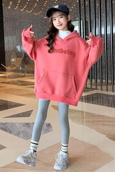 Hanorac model nou pentru fete cu glugă și inscripție