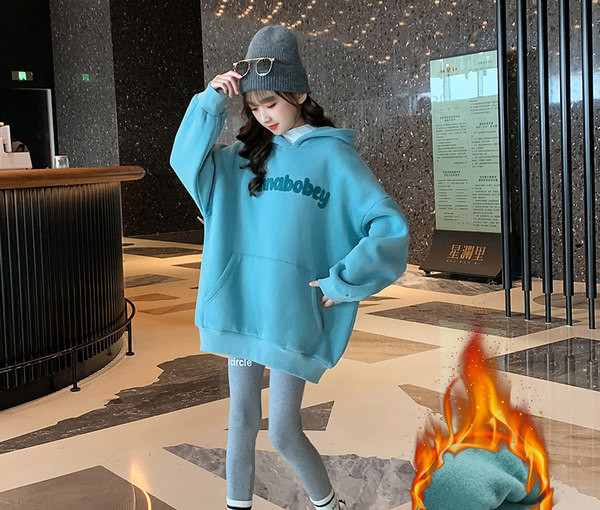 Hanorac model nou pentru fete cu glugă și inscripție