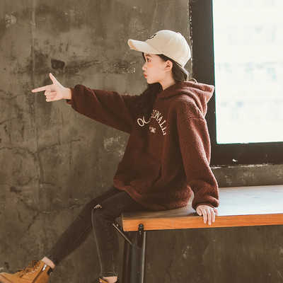 Vaikiški pūkiniai megztiniai su siuvinėjimo užrašais mergaitėms