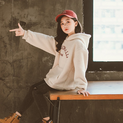 Vaikiški pūkiniai megztiniai su siuvinėjimo užrašais mergaitėms