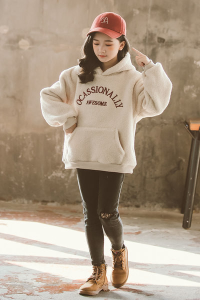 Vaikiški pūkiniai megztiniai su siuvinėjimo užrašais mergaitėms