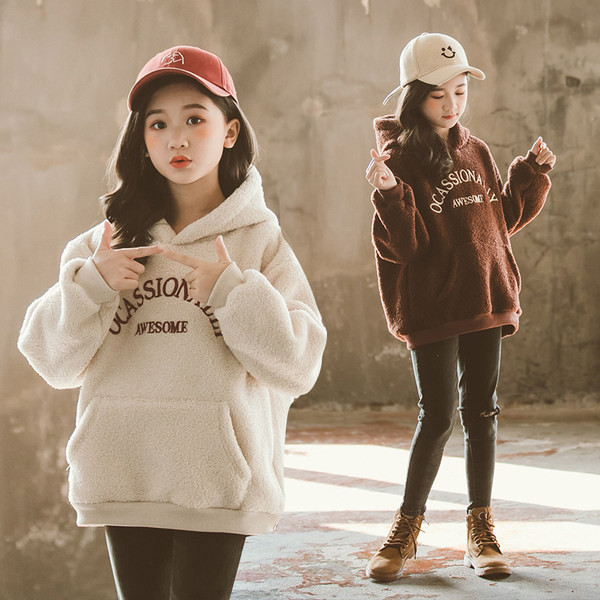 Vaikiški pūkiniai megztiniai su siuvinėjimo užrašais mergaitėms