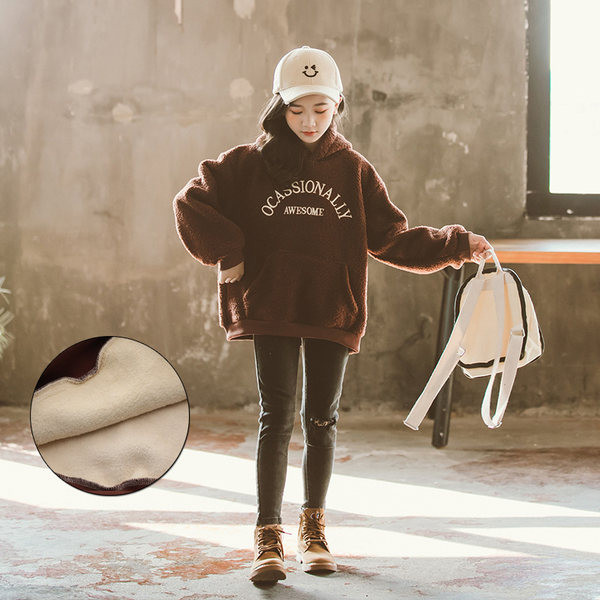 Vaikiški pūkiniai megztiniai su siuvinėjimo užrašais mergaitėms