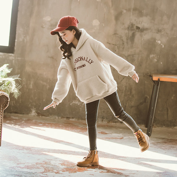 Vaikiški pūkiniai megztiniai su siuvinėjimo užrašais mergaitėms