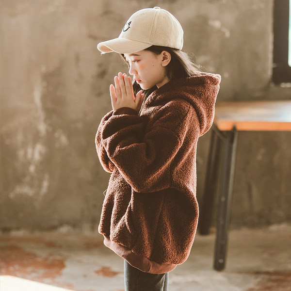 Vaikiški pūkiniai megztiniai su siuvinėjimo užrašais mergaitėms