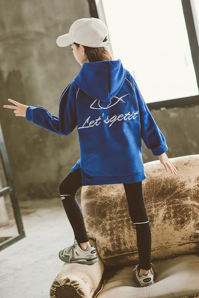 Ležerna majica s kapuljačom i izvezenim natpisima za djevojčice