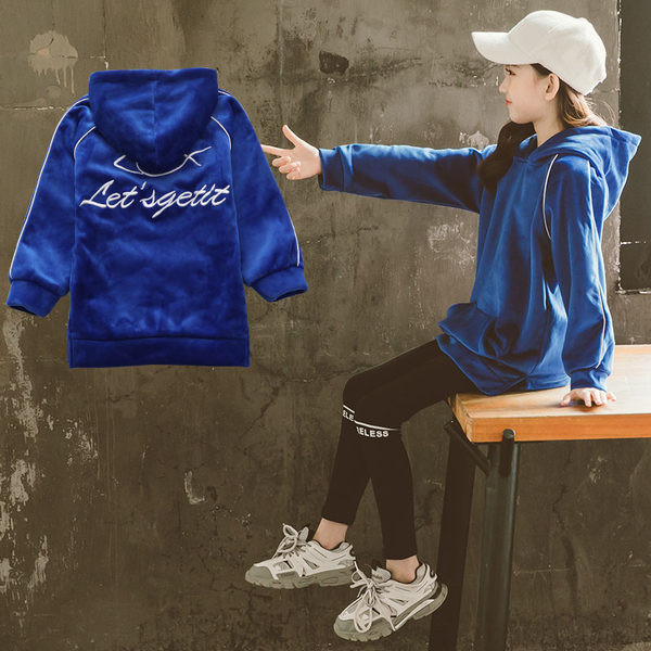 Ležerna majica s kapuljačom i izvezenim natpisima za djevojčice