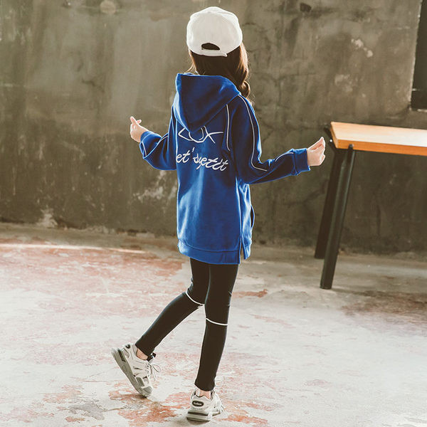 Ležerna majica s kapuljačom i izvezenim natpisima za djevojčice