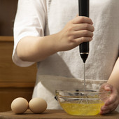 Elektrinis plaktuvas, USB įkrovimas, trijų greičių reguliavimas, virtuvės gaminimo įrankiai, kiaušinių grietinėlės padažas, maišyklė, mažas pieno putų plakiklis