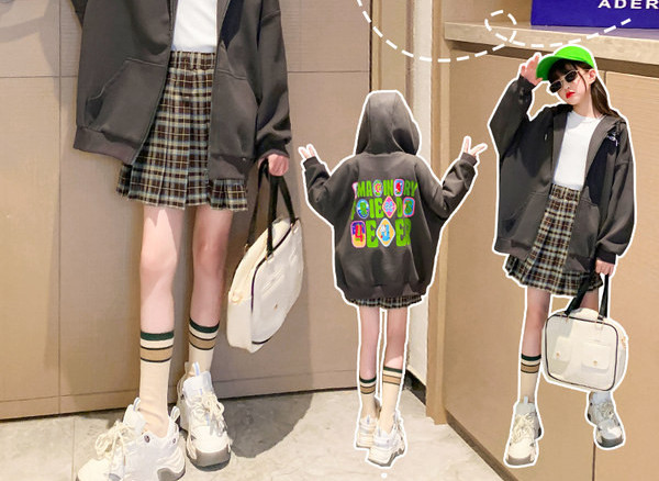 Mergaičių megztinis plačiomis kojomis su šiltu pamušalu ir užrašu