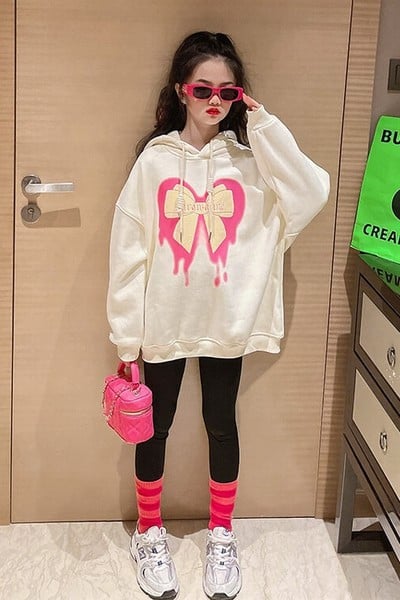 Un nou model de hanorac cu glugă pentru fete