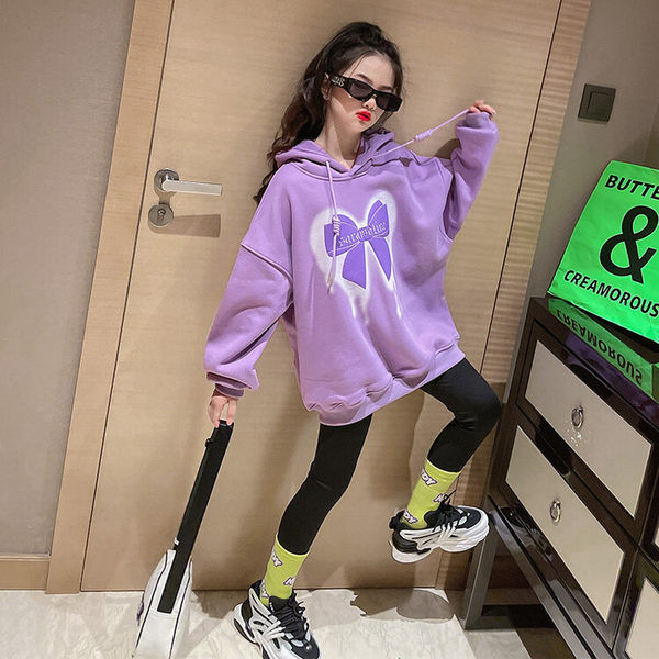 Un nou model de hanorac cu glugă pentru fete