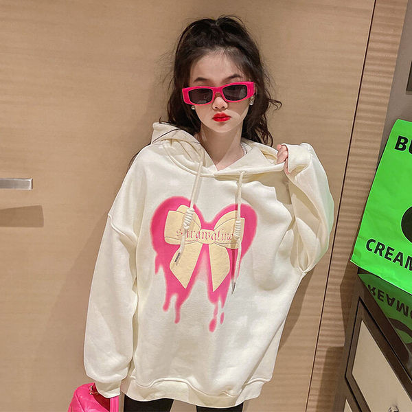 Un nou model de hanorac cu glugă pentru fete