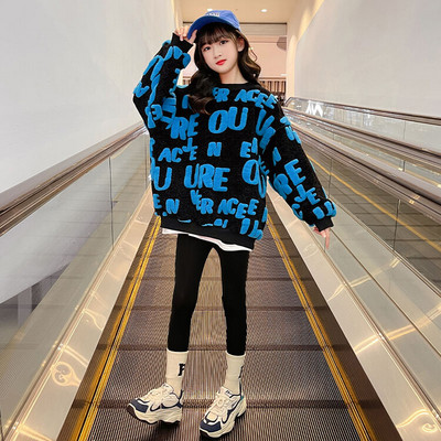 Un hanorac model larg pentru fete cu o inscripție