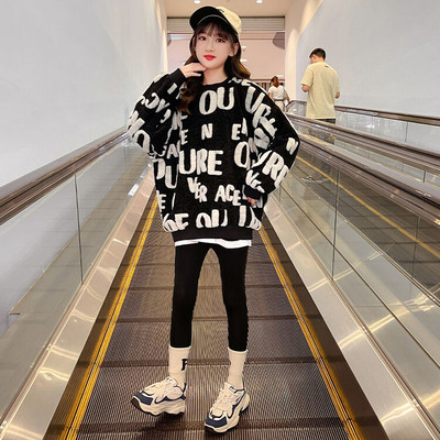 Un hanorac model larg pentru fete cu o inscripție