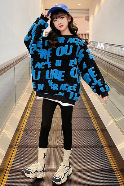 Un hanorac model larg pentru fete cu o inscripție