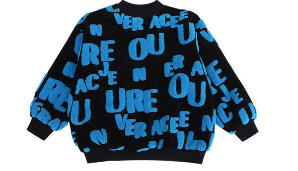 Un hanorac model larg pentru fete cu o inscripție