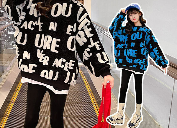 Un hanorac model larg pentru fete cu o inscripție