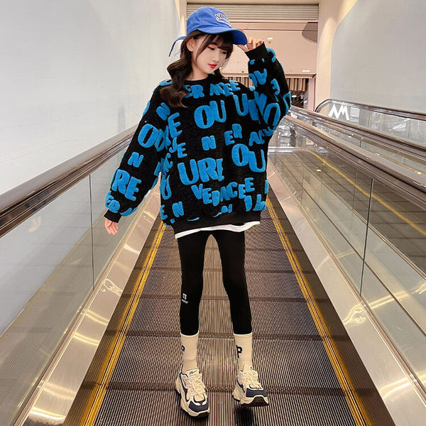 Un hanorac model larg pentru fete cu o inscripție