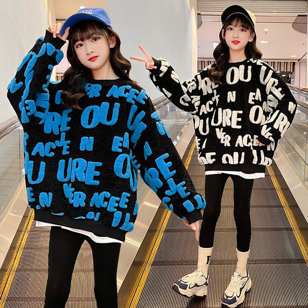 Un hanorac model larg pentru fete cu o inscripție