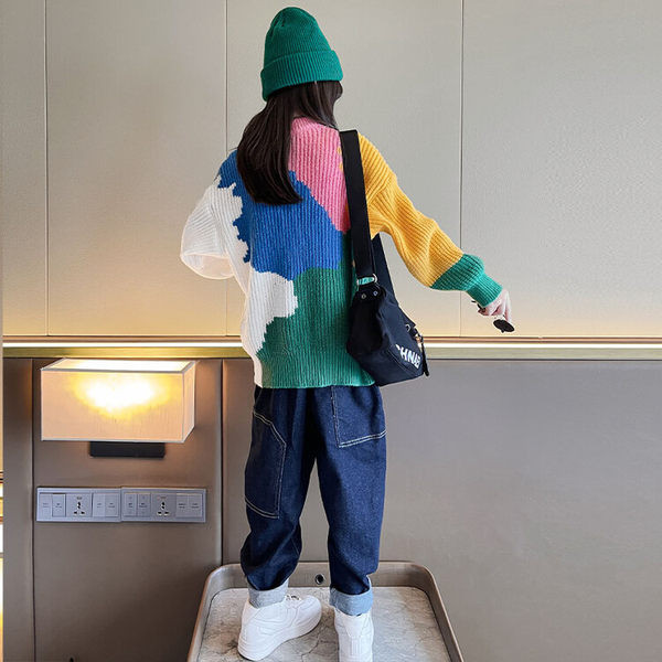 Megztas vaikiškas megztinis su ovalia iškirpte