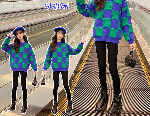 Vaikiškas languotas megztinis apvalia kaklu mergaitei