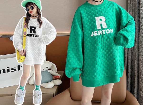 Dukserica besplatnog uzorka za djevojčice s izvezenim slovima