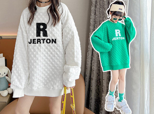 Dukserica besplatnog uzorka za djevojčice s izvezenim slovima