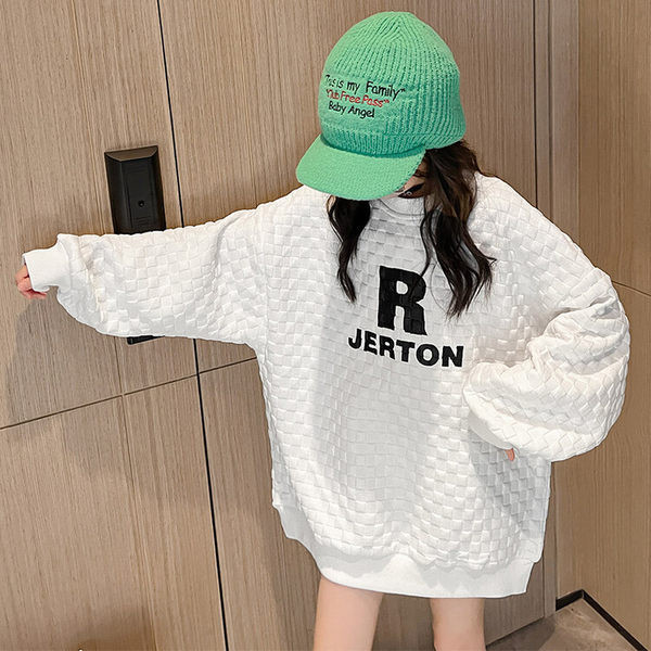 Dukserica besplatnog uzorka za djevojčice s izvezenim slovima