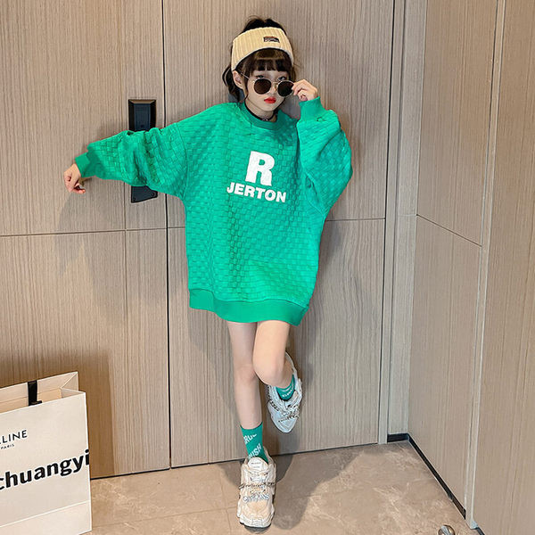 Dukserica besplatnog uzorka za djevojčice s izvezenim slovima