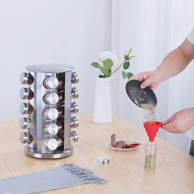 Rozsdamentes acél fűszeres tégely címkével, munkalapon található fűszertorony forgó állványos fűszertartály rendszerező paprika fűszerező edény