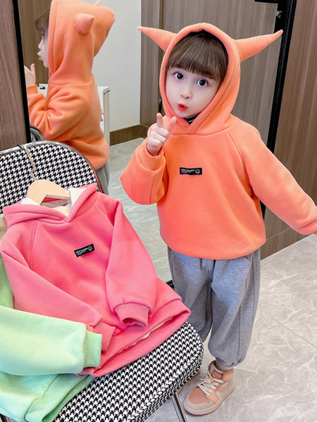 Colț ascuțit plus pulover din catifea