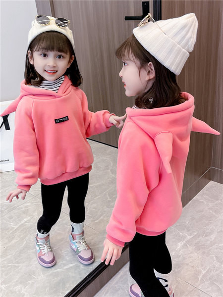 Colț ascuțit plus pulover din catifea