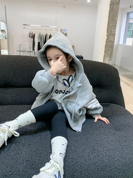 Sportinis megztinis mergaitei su gobtuvu ir užtrauktuku