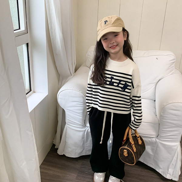 Pulover în dungi la modă cu litere brodate pentru fete