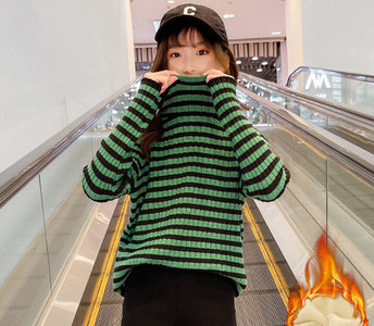 Paminkštintas dryžuotas megztinis mergaitei