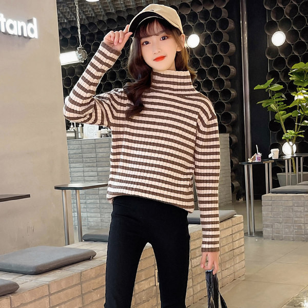 Paminkštintas dryžuotas megztinis mergaitei