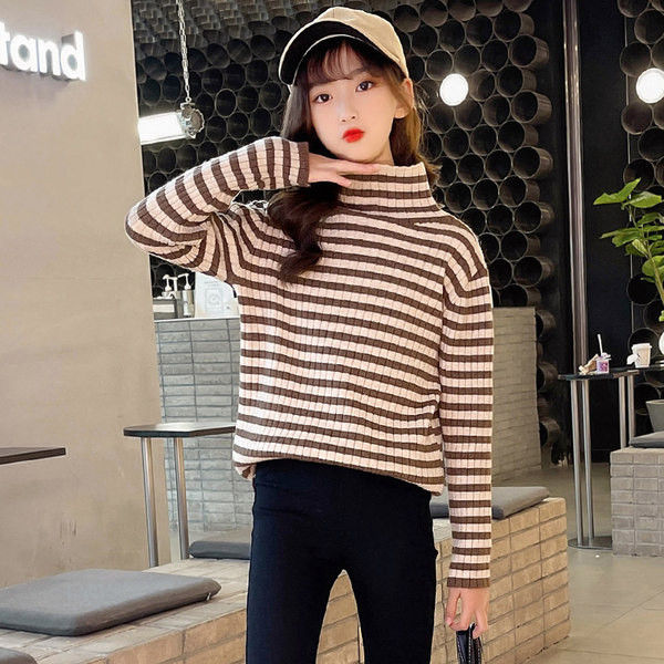 Paminkštintas dryžuotas megztinis mergaitei