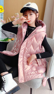 Laisva liemenė mergaitei su gobtuvu ir kaklaraiščiais