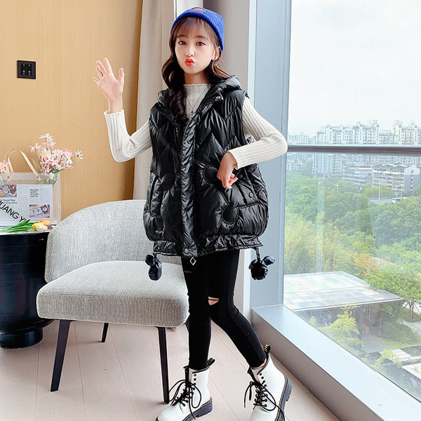 Laisva liemenė mergaitei su gobtuvu ir kaklaraiščiais