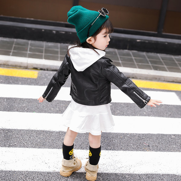 Új modell rövid bőrkabát lányoknak klasszikus gombbal és cipzáras gallérral