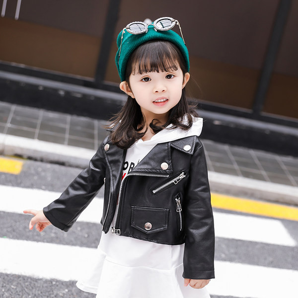 Új modell rövid bőrkabát lányoknak klasszikus gombbal és cipzáras gallérral